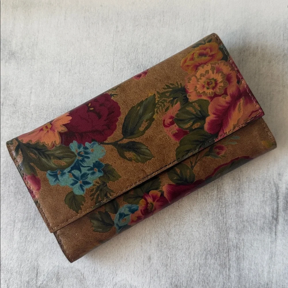 Patricia Nash Terresa Floral Victorian Gardens Clutch Trifold Wallet Tan Red